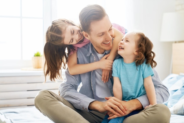 padre disfrutando con niños