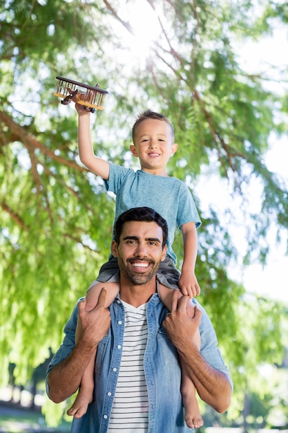 Padre divirtiéndose con su hijo en el parque