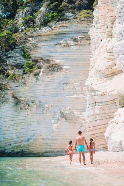 Padre y dos hijas en playa caribeña