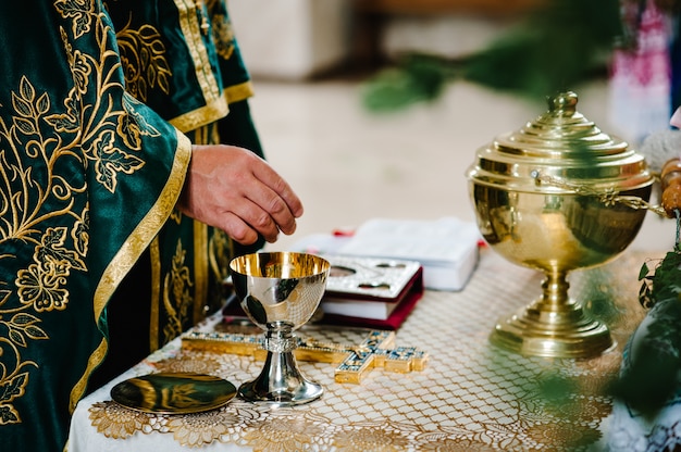 Padre durante uma cerimônia de casamento