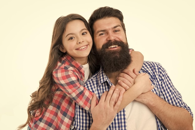 Foto padre e hija abrazan fondo blanco el mejor papá de todos los tiempos niño y papá mejores amigos relaciones amistosas paternidad e infancia concepto del día del padre padre encantador y niño lindo feliz de ser padre