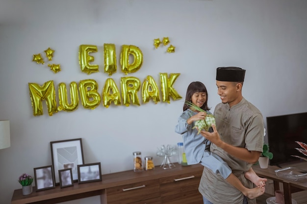 Padre e hija abrazándose en la celebración de eid mubarak