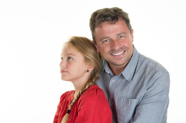 padre e hija, abrazar, y, sonriente, aislado, blanco, plano de fondo