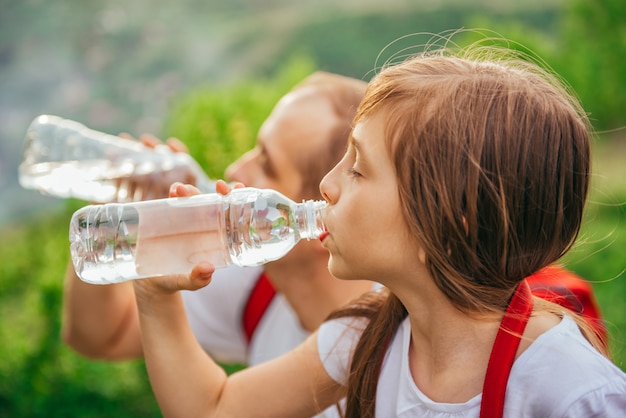 Padre e hija, agua potable