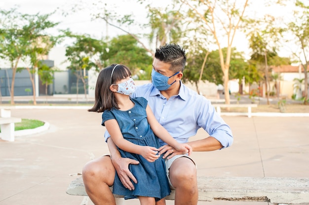 Padre e hija, aire libre