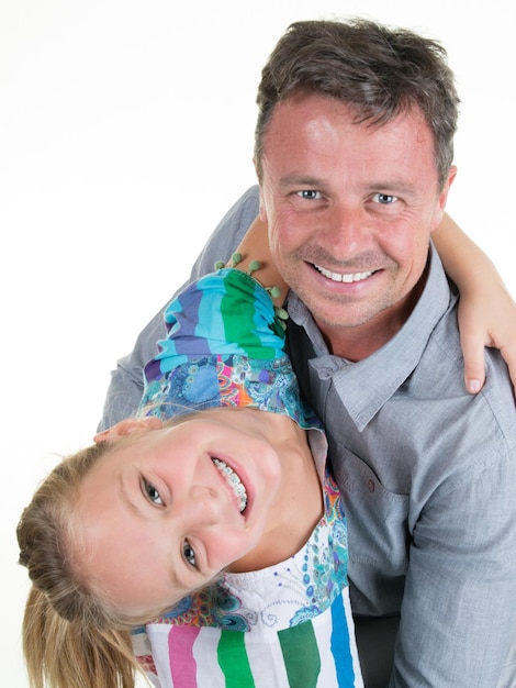 Padre e hija - aislado sobre un fondo blanco.