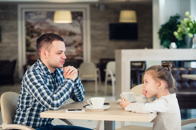 Foto padre e hija almorzando juntos