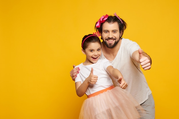 Padre e hija amarillo pulgares arriba