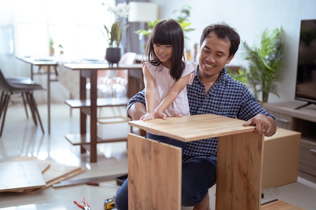 Padre e hija armando muebles de autoensamblaje