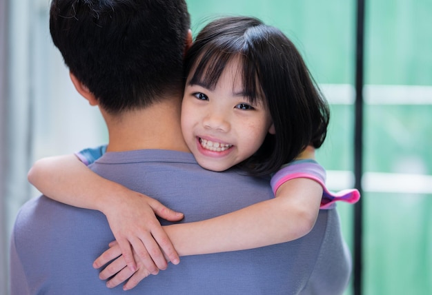 Padre e hija asiáticos en casa