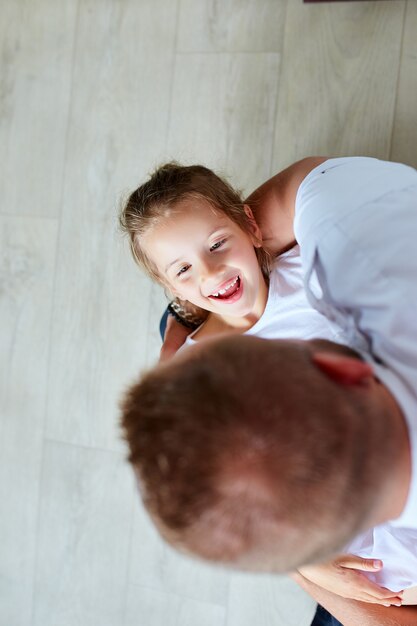 Padre e hija en blanco pasando tiempo en casa