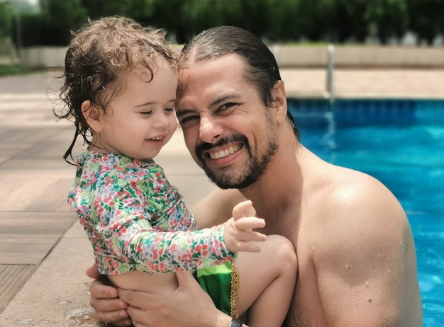 Padre e hija brasileños divirtiéndose en la piscina.