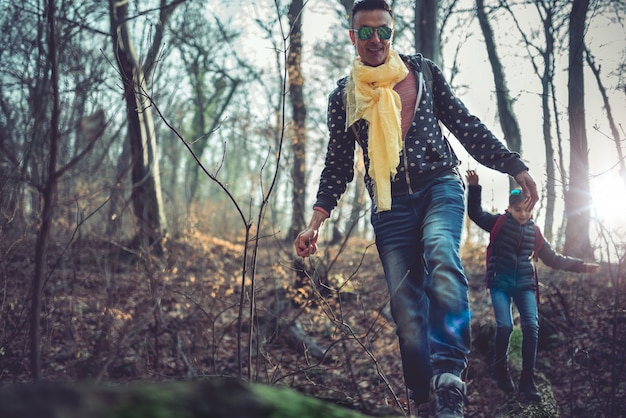 Padre e hija caminando en el bosque