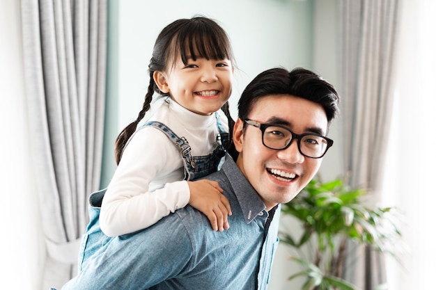 padre e hija en casa