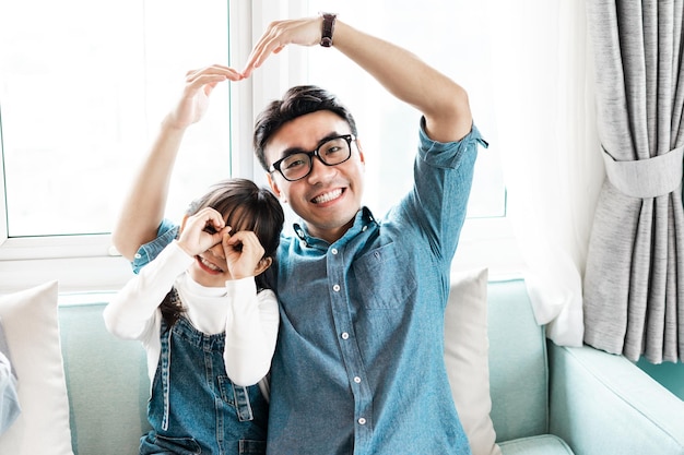 padre e hija en casa