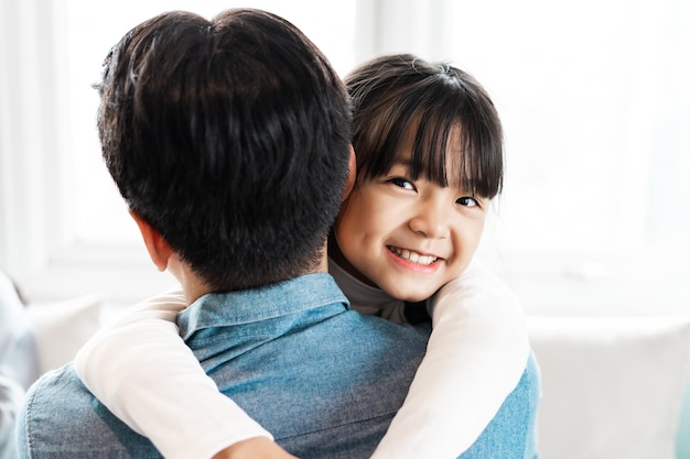 padre e hija en casa