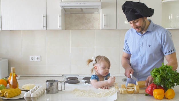 Padre e hija cocinando en la cocina.