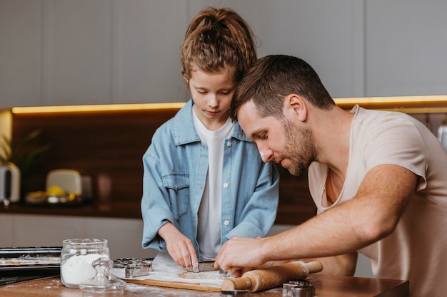 Padre e hija cocinando en la cocina