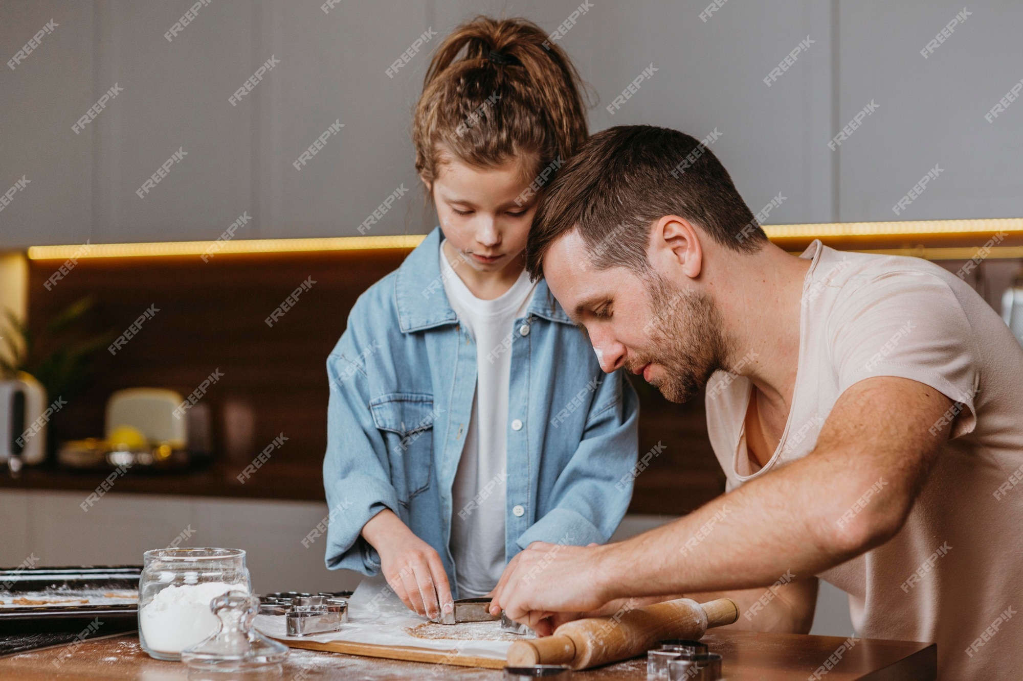 Padre e hija cocinando en la cocina | Foto Premium