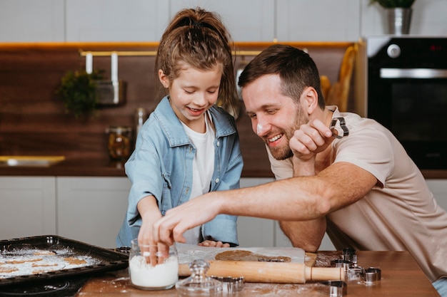 Foto padre e hija cocinando juntos