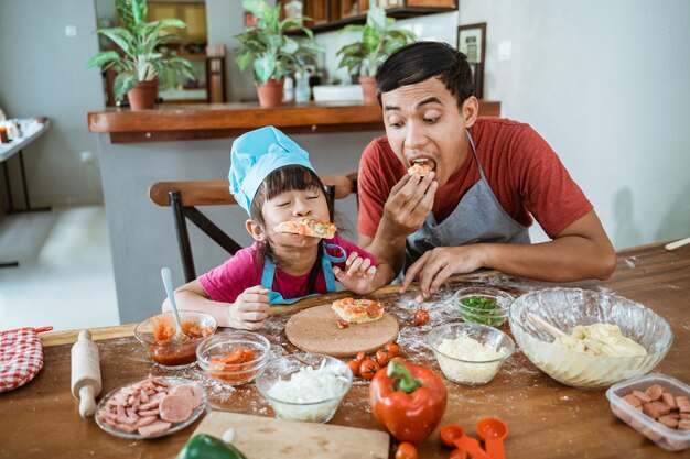 Padre e hija cocinando juntos