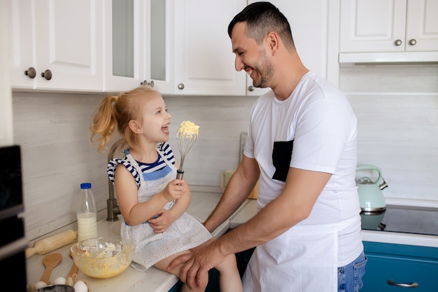 Padre e hija, cocinar juntos