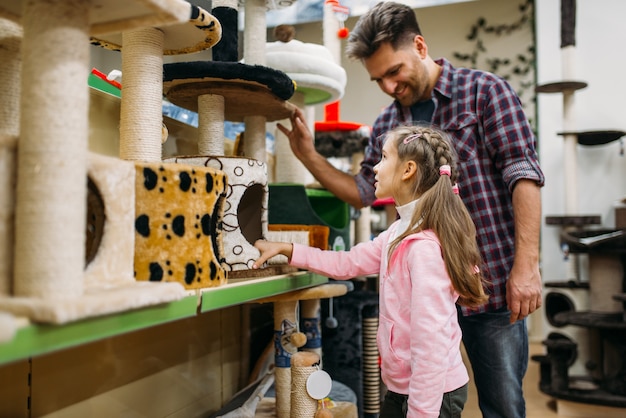 Padre e hija comprando suministros en la tienda de mascotas