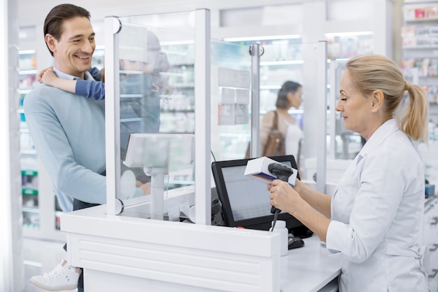 Padre e hija de compras en una farmacia