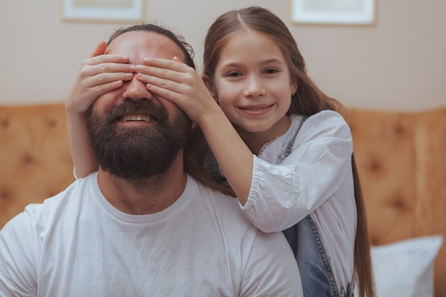 Padre e hija disfrutando de un día acogedor en casa