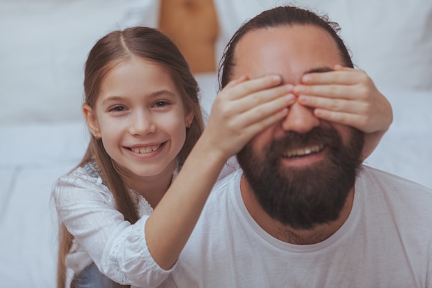 Padre e hija disfrutando de un día acogedor en casa