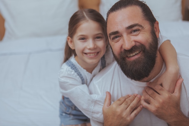 Padre e hija disfrutando de un día acogedor en casa