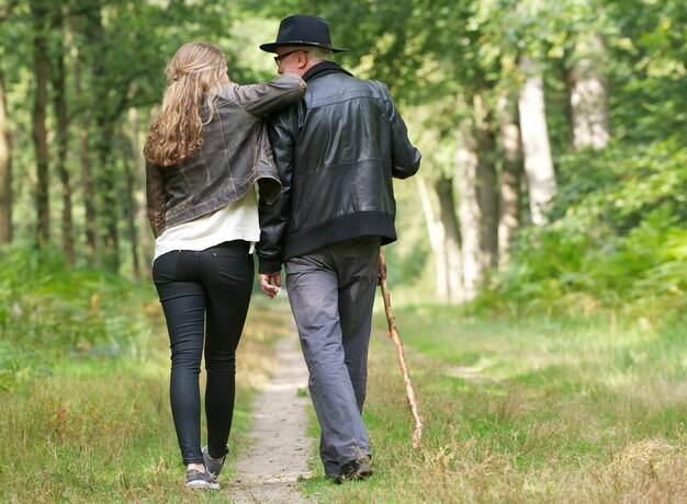 Padre e hija disfrutando de un paseo por el bosque