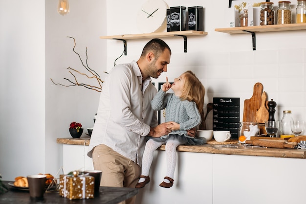 Padre e hija se divierten en la cocina en casa