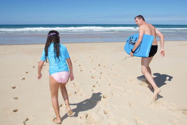 Padre e hija se divierten en la playa