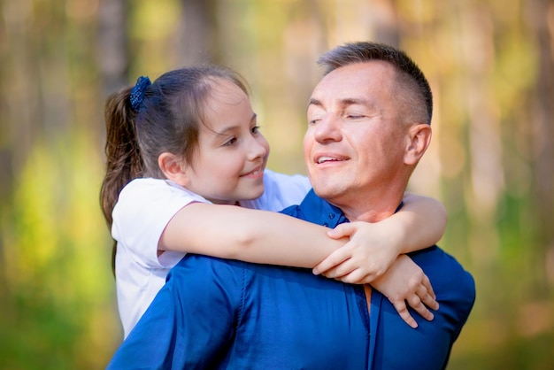 Padre e hija divirtiéndose al aire libre