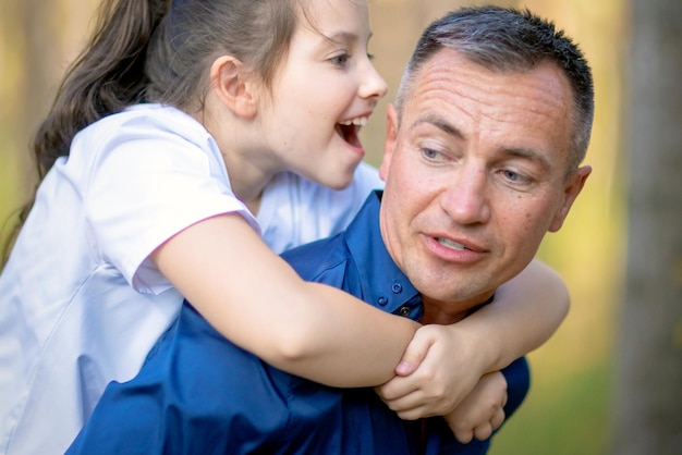 Padre e hija divirtiéndose al aire libre