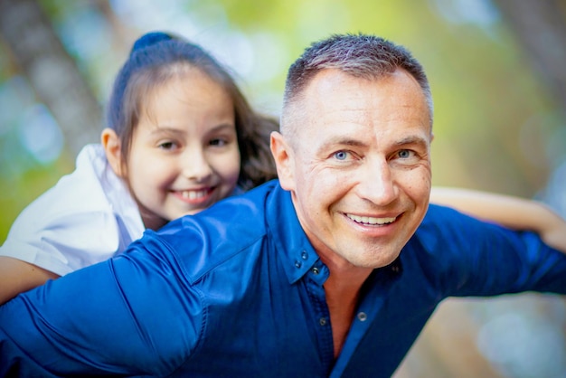 Padre e hija divirtiéndose al aire libre