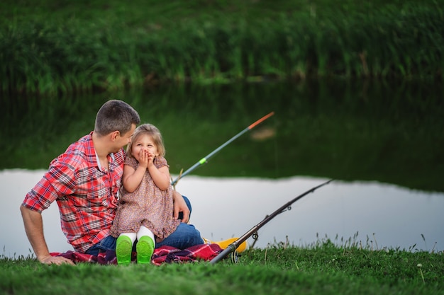 Padre e hija están pescando