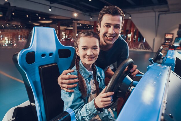 Padre e hija están posando en el juego.