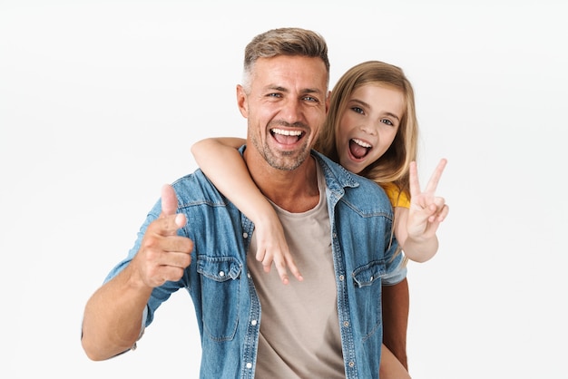 Padre e hija de familia caucásica a cuestas y gesticulando aislado en blanco