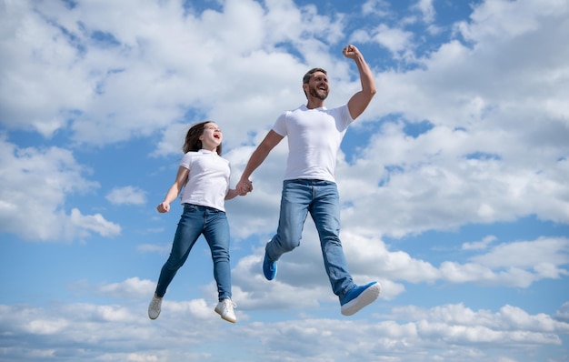 Padre e hija gratis saltan en el cielo