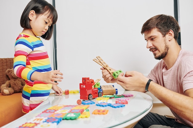 Foto padre e hija, juego, en casa