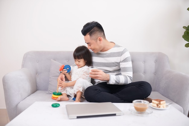 Padre e hija, juego, con, ladrillos