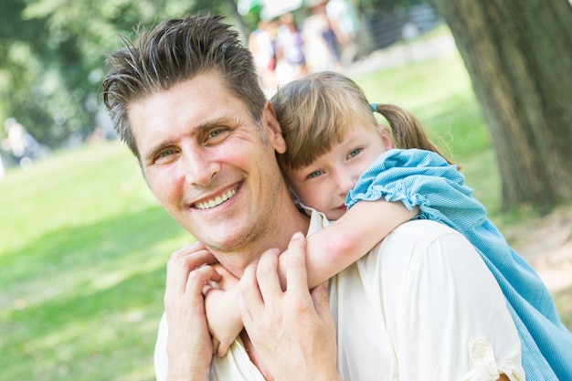 Padre e hija jugando juntos en el parque