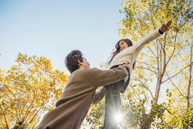 Padre e hija jugando juntos en el parque