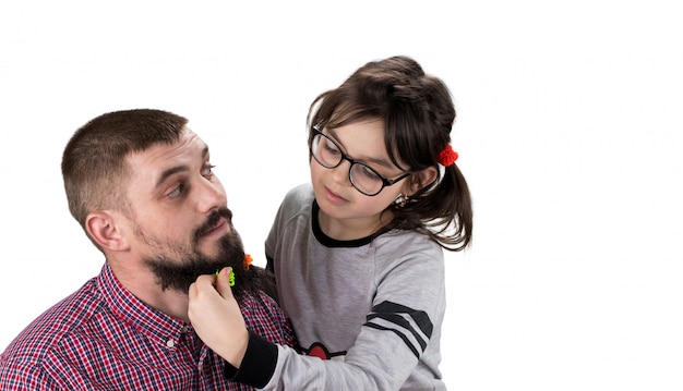 Padre e hija jugando juntos