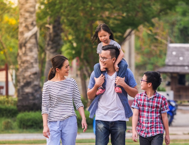 Padre e hija jugando en el parque, concepto de día de padre feliz.