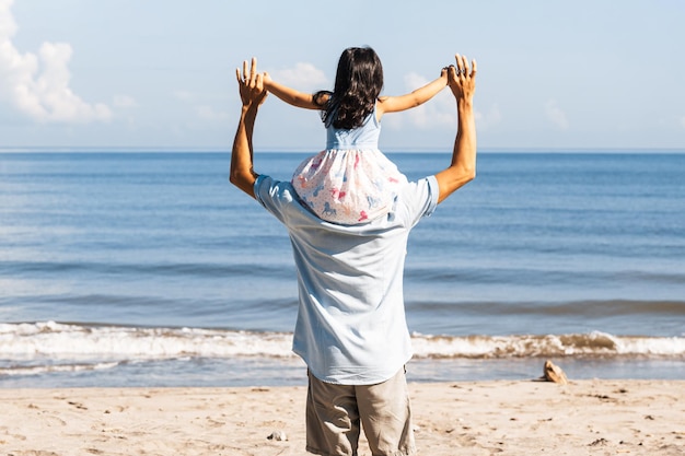 Padre e hija jugando en la playa