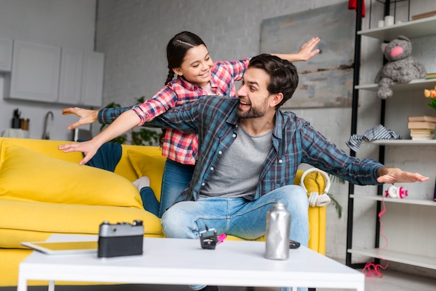 Foto padre e hija jugando