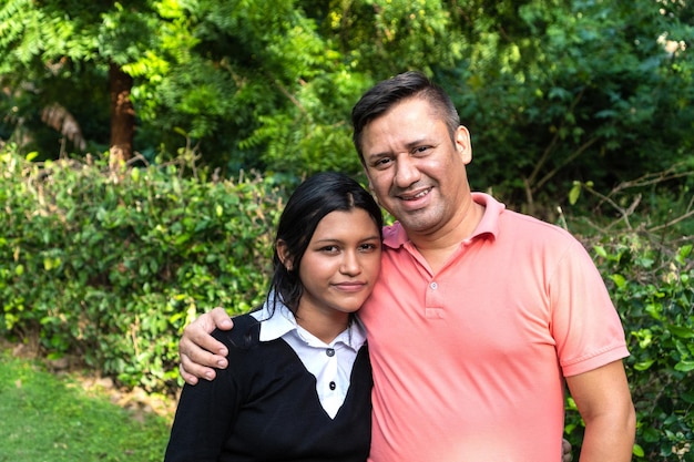 Padre e hija juntos al aire libre